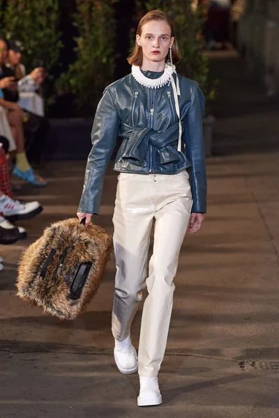 Look 10
